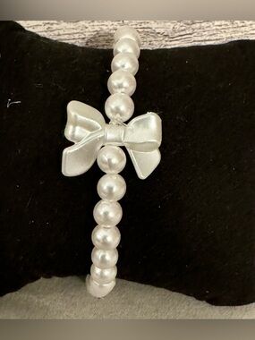 Faux Pearl Beaded Stretch Bracelet with Bow Accent - White